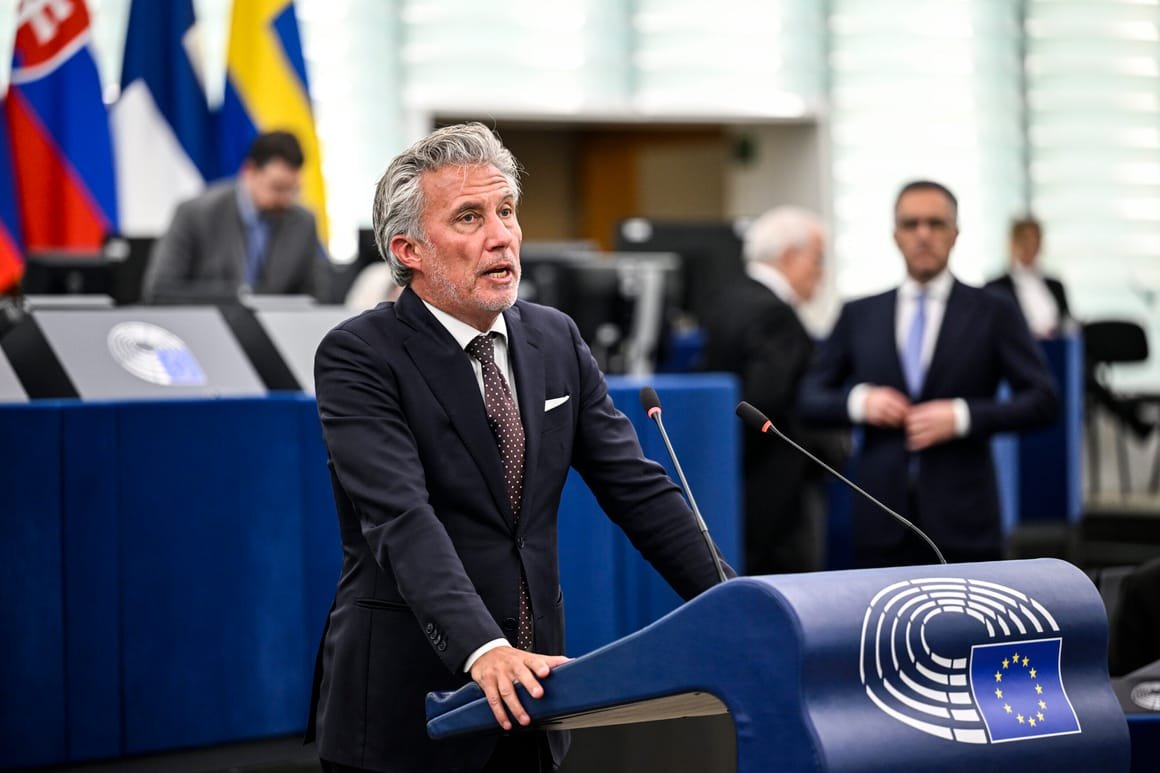 EP-178172D_Plenary_22_Defence