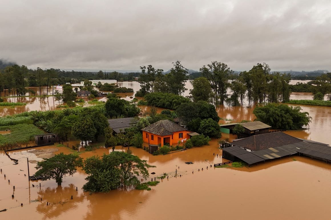 TOPSHOT-BRAZIL-WEATHER-FLOODS