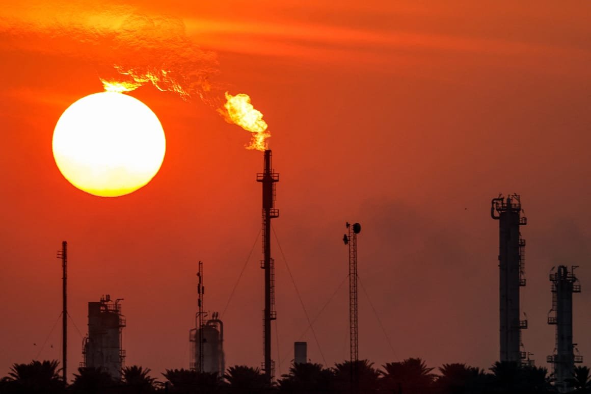 gettyimages-2190445294-scaled-1 IRAQ-ENERGY-OIL-POLLUTION