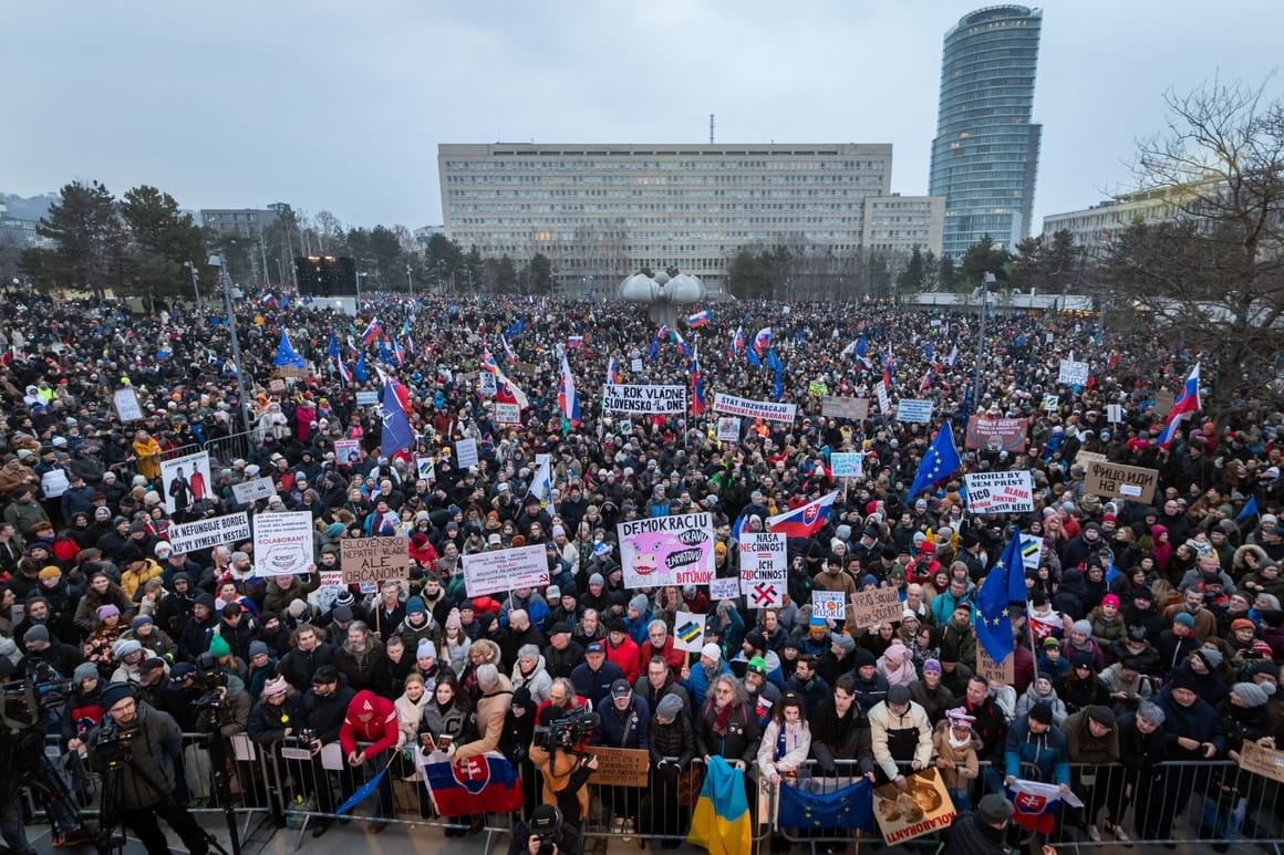 gettyimages-2197529444-scaled-1 TOPSHOT-SLOVAKIA-DEMONSTRATION-GOVERNMENT