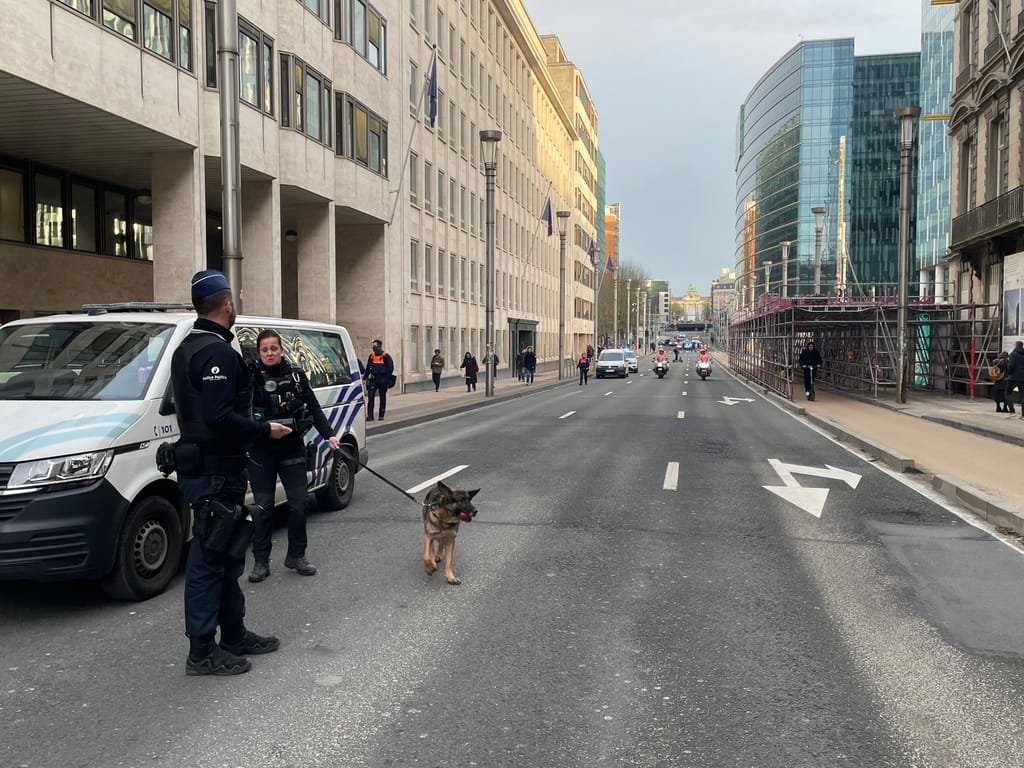 Commission staff evacuated after bomb threat on Rue de la Loi