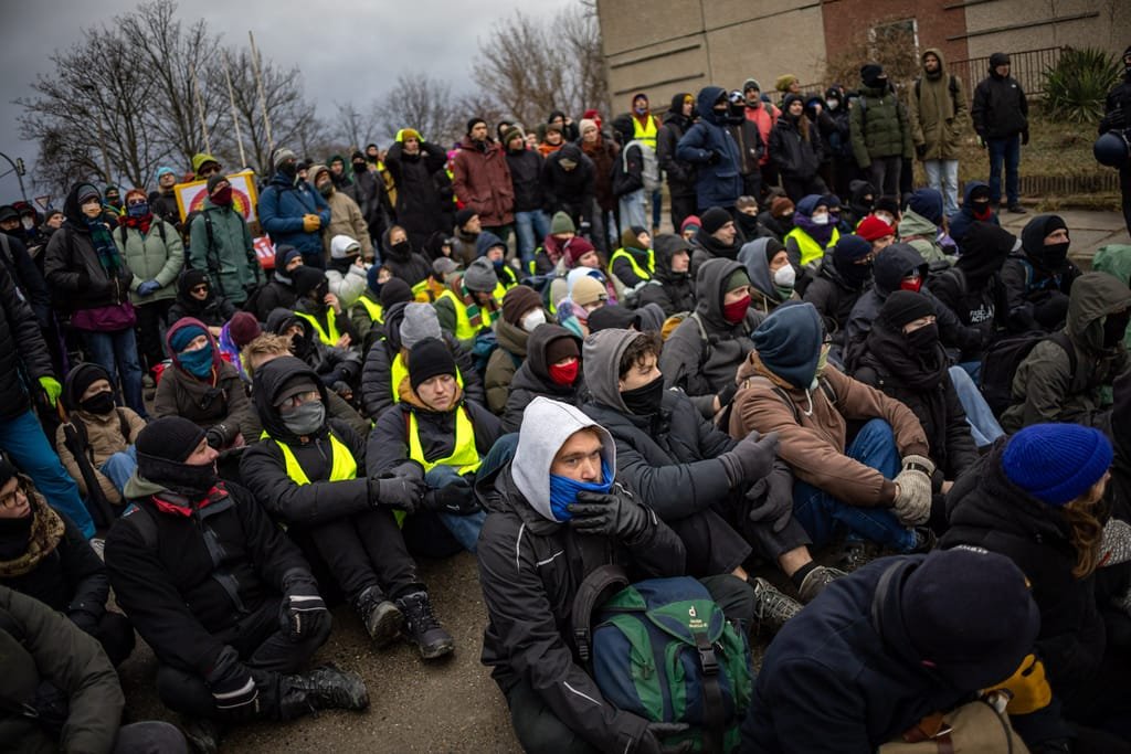 Protesters chanting ‘no to Nazis’ block access to AfD party congress