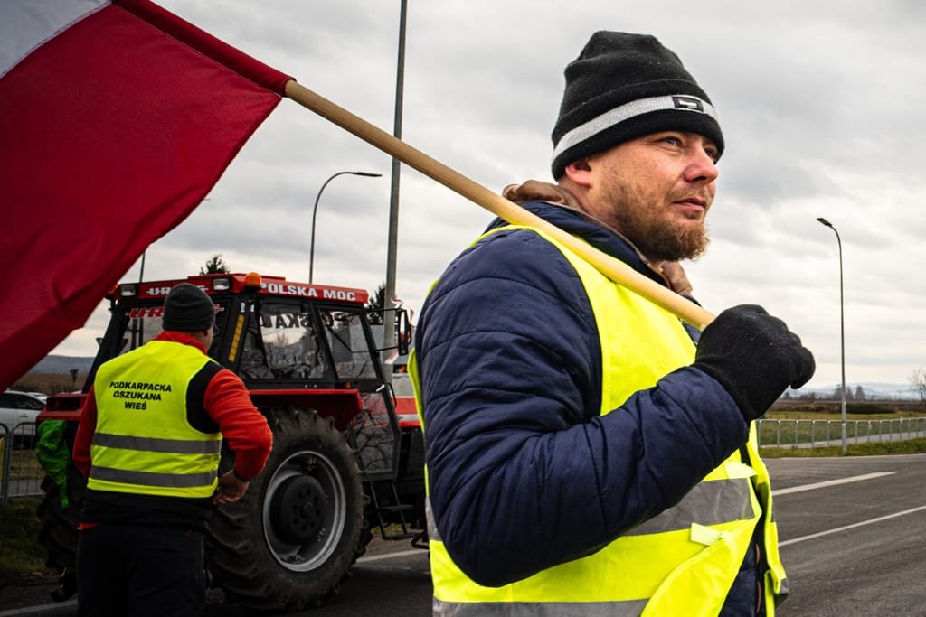 Angry farmers push Poland away from Ukraine