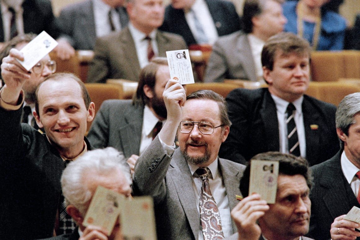 Vytautas Landsbergis (C), leader of the