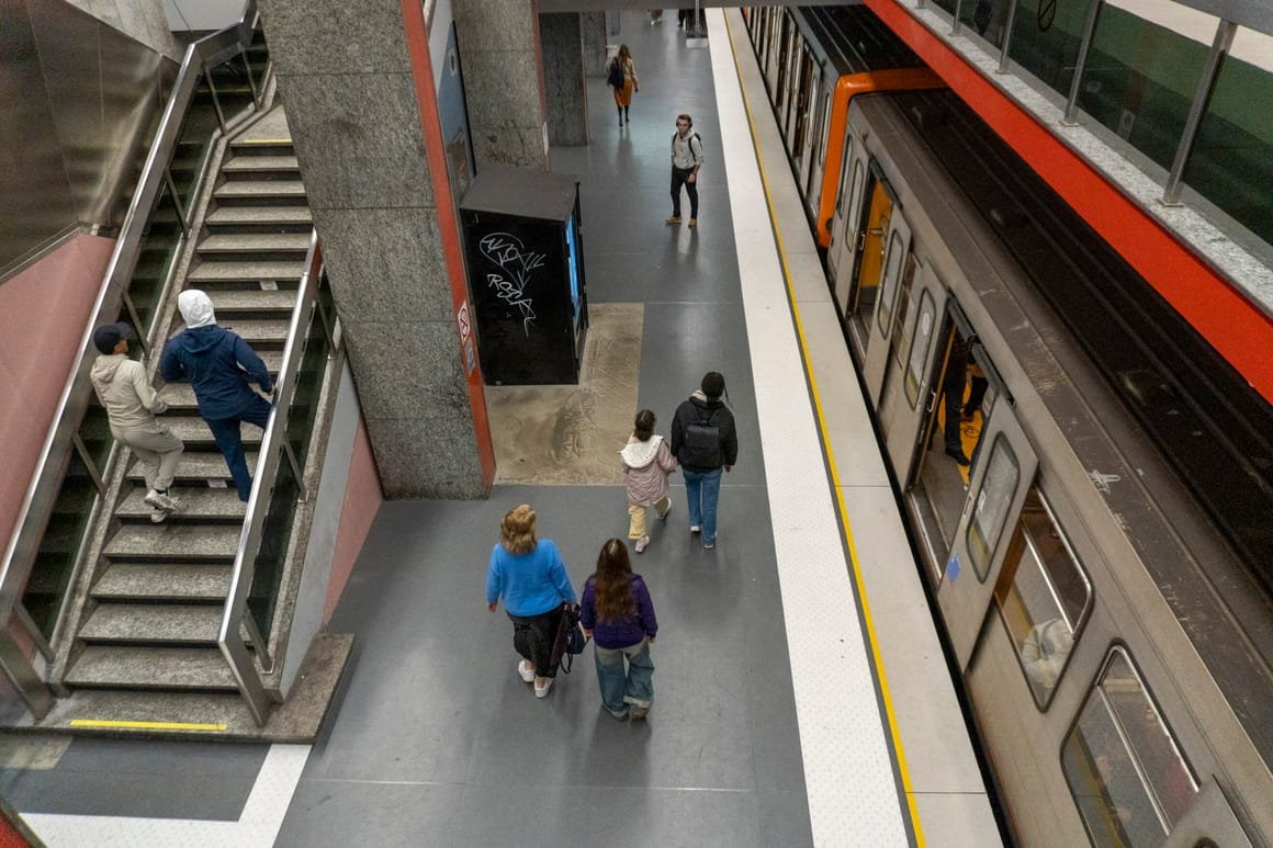BELGIUM-BRUSSELS-PLATFORM-METRO-SUBWAY-STATION